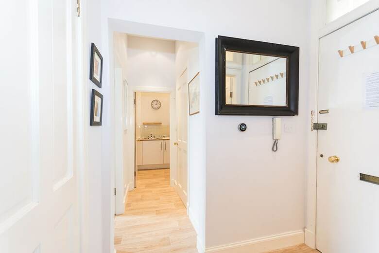 Beautiful City Center 2 Bed Apartment With Park View