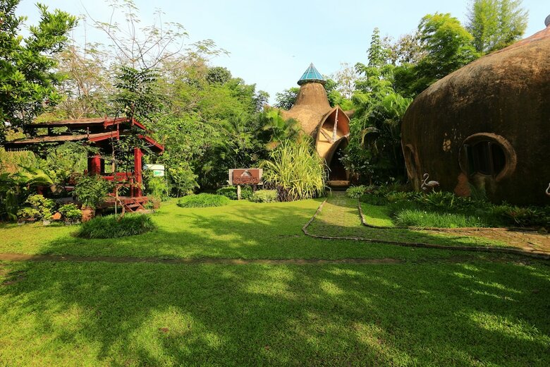 Hotel Leafy Greens Clay House