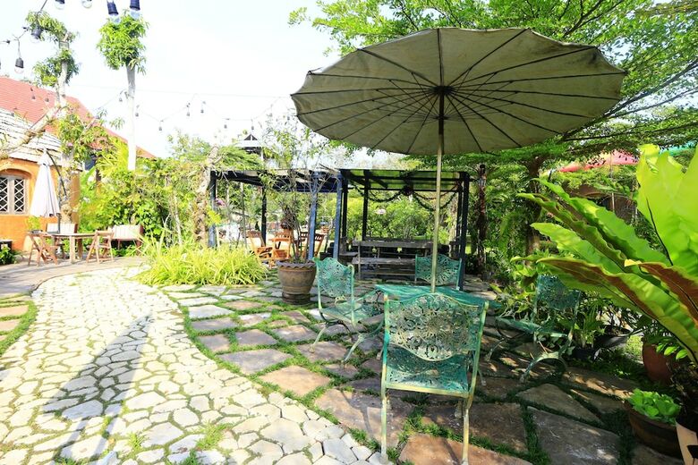 Hotel Leafy Greens Clay House