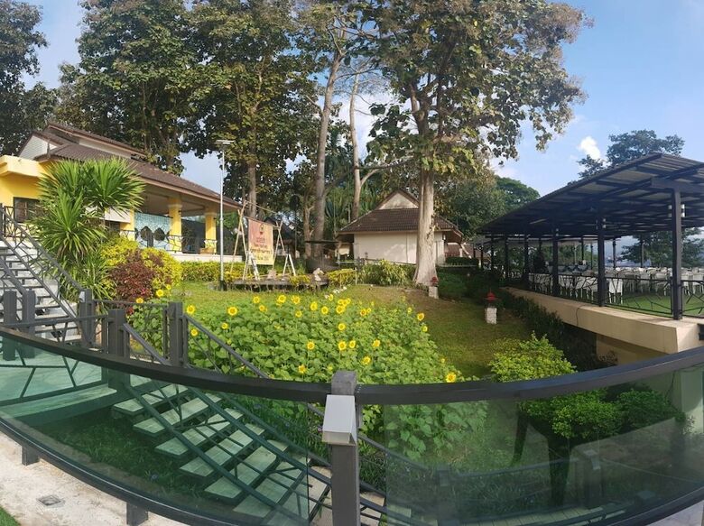 Chiangkhong Teak Garden Riverfront Hotel