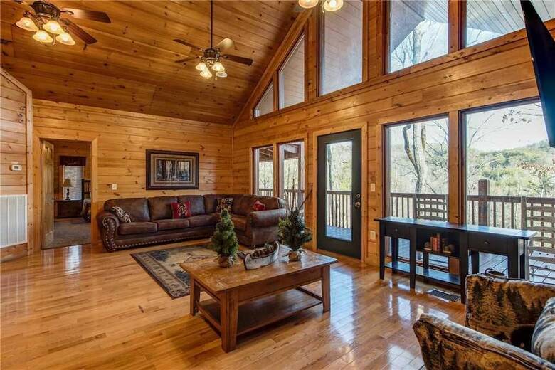 Hickory Hollow Lodge - Eight Bedroom Cabin