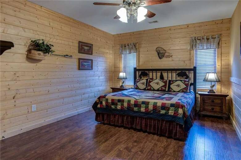 Hickory Hollow Lodge - Eight Bedroom Cabin