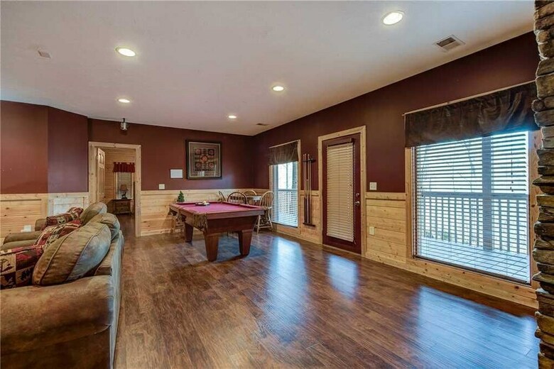 Hickory Hollow Lodge - Eight Bedroom Cabin