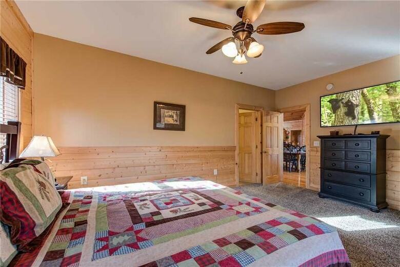 Hickory Hollow Lodge - Eight Bedroom Cabin