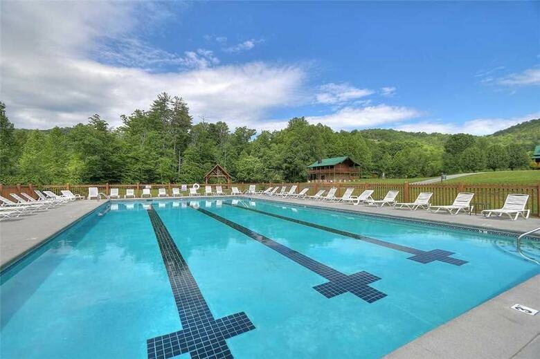 Hickory Hollow Lodge - Eight Bedroom Cabin