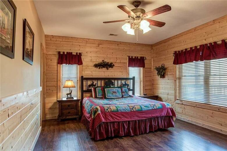 Hickory Hollow Lodge - Eight Bedroom Cabin