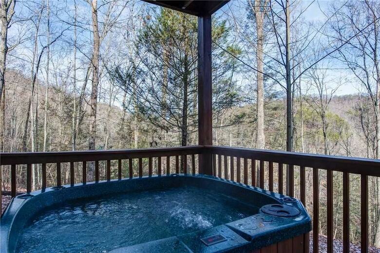 Hickory Hollow Lodge - Eight Bedroom Cabin