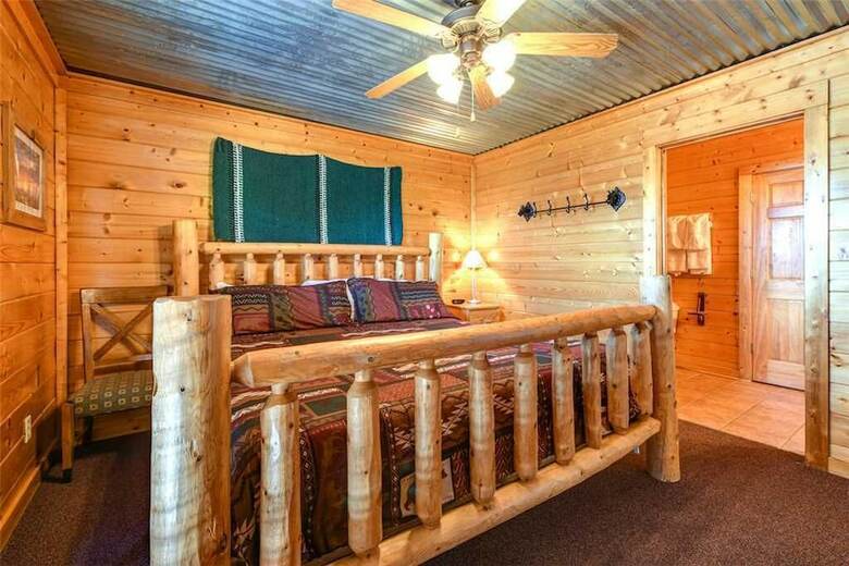 Mountaintop Lodge - Eight Bedroom Cabin