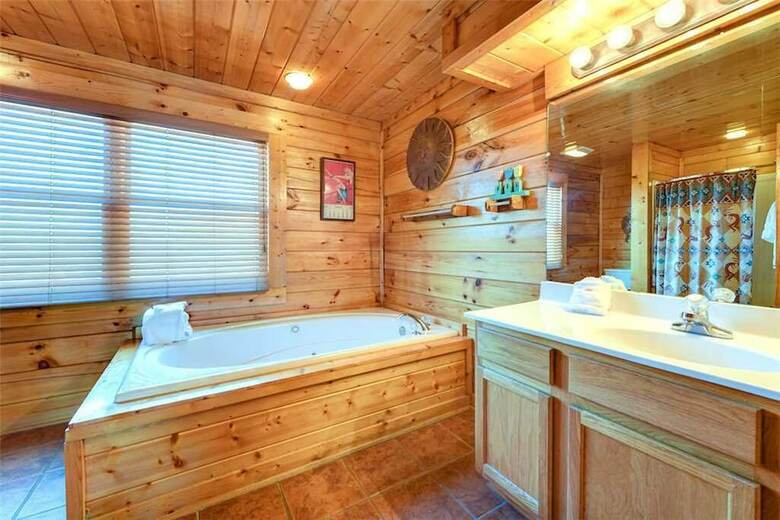Mountaintop Lodge - Eight Bedroom Cabin