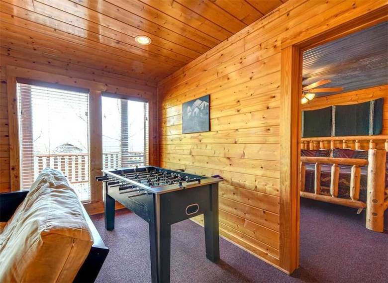 Mountaintop Lodge - Eight Bedroom Cabin