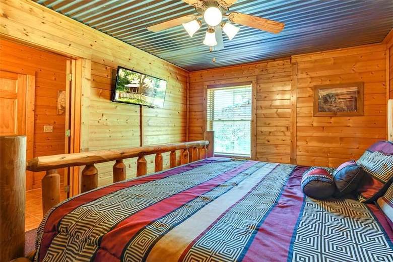 Mountaintop Lodge - Eight Bedroom Cabin