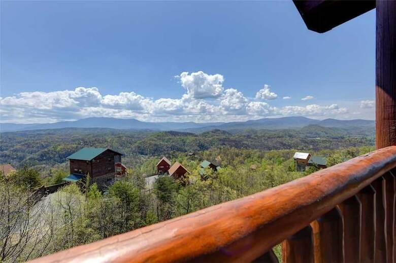 Mountaintop Lodge - Eight Bedroom Cabin
