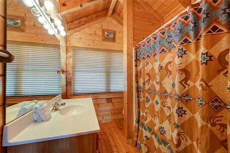 Mountaintop Lodge - Eight Bedroom Cabin