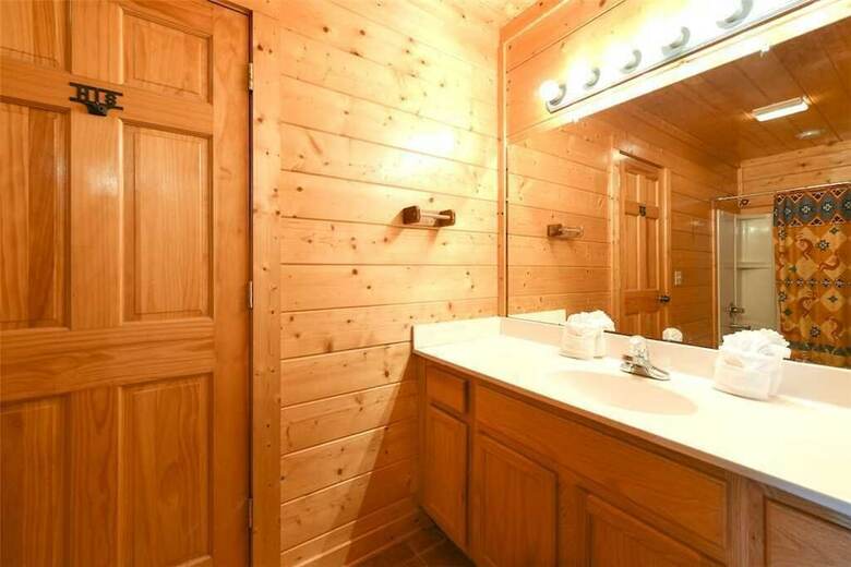Mountaintop Lodge - Eight Bedroom Cabin