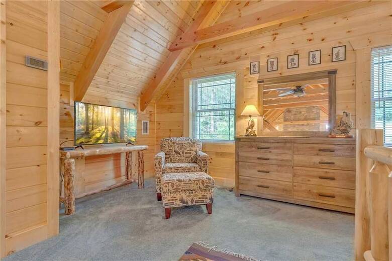 Lone Wolf Lodge - Three Bedroom Cabin
