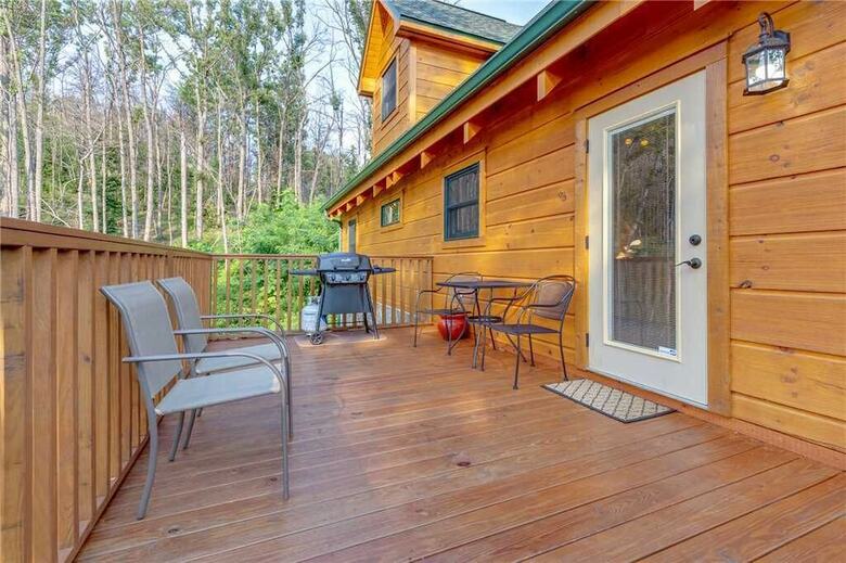 Lone Wolf Lodge - Three Bedroom Cabin