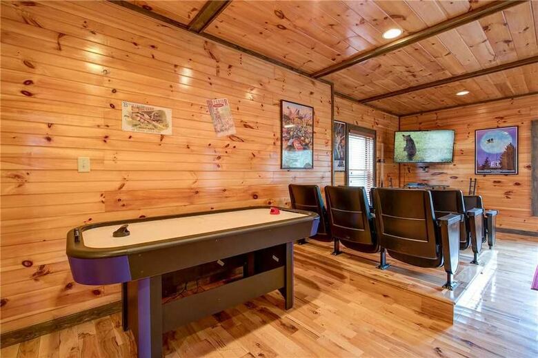 Standing Bear Lodge - Five Bedroom Cabin
