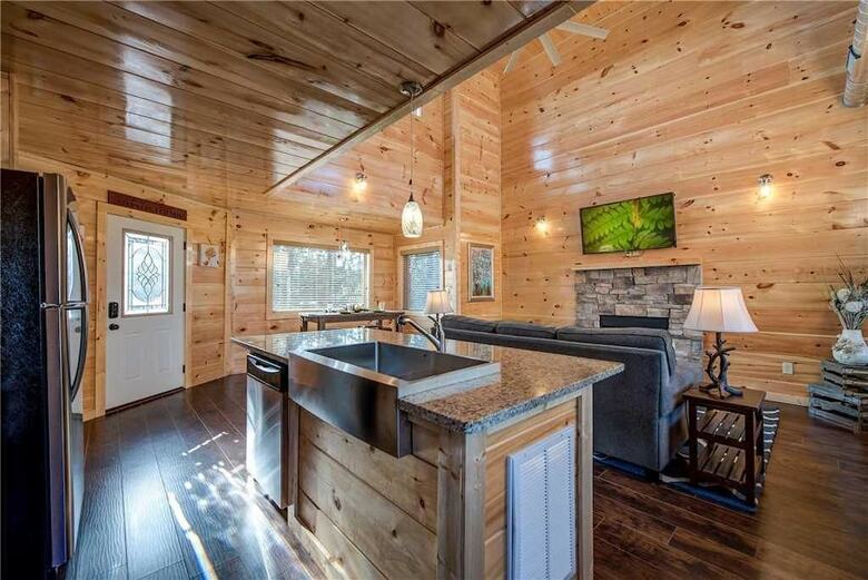 Splash Of Moonshine - Two Bedroom Cabin