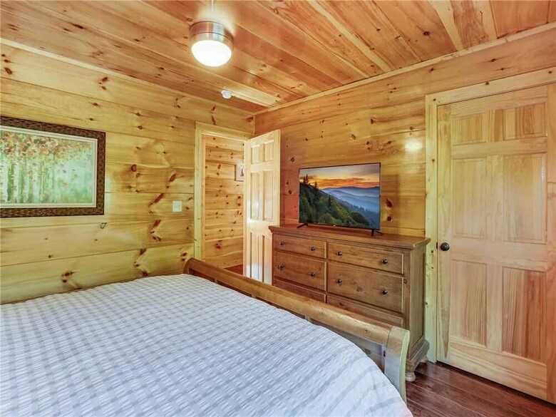 Splash Of Moonshine - Two Bedroom Cabin