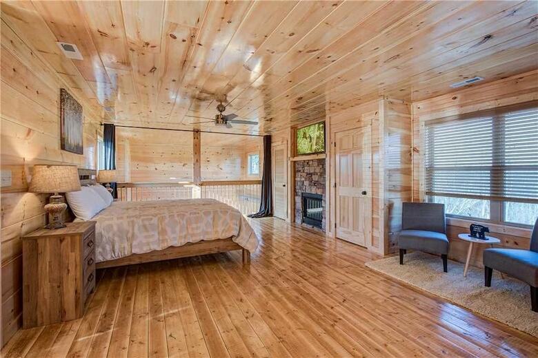 Splash Of Moonshine - Two Bedroom Cabin