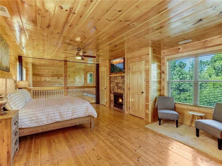Splash Of Moonshine - Two Bedroom Cabin