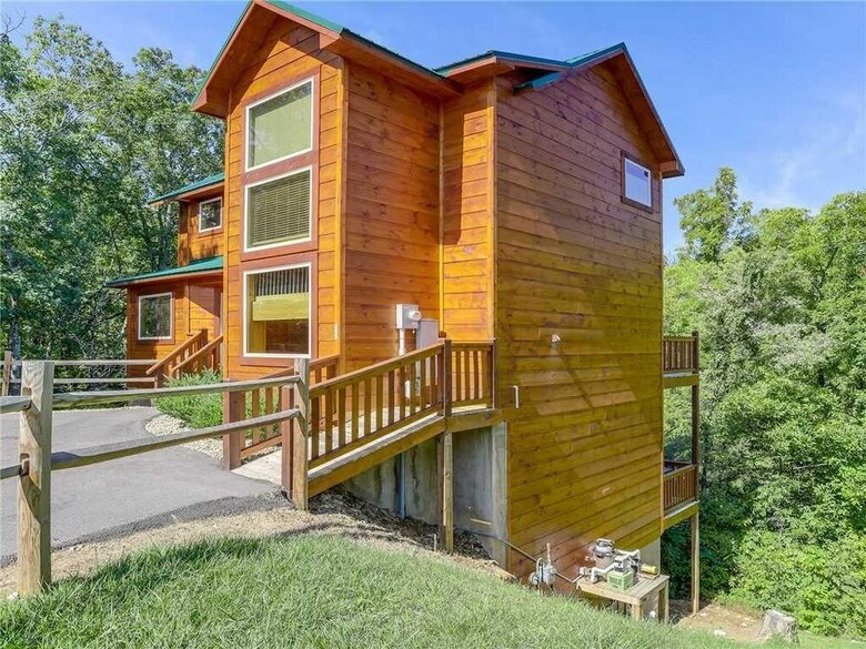 Splash Of Moonshine - Two Bedroom Cabin