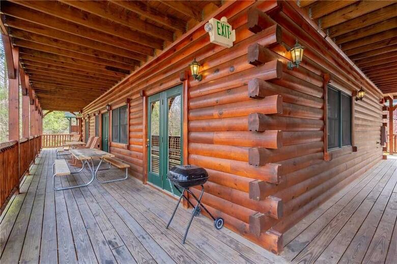 Pine Tree Lodge - Eight Bedroom Cabin