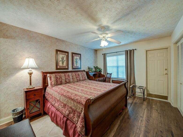 Roaring Romance - Two Bedroom Condo