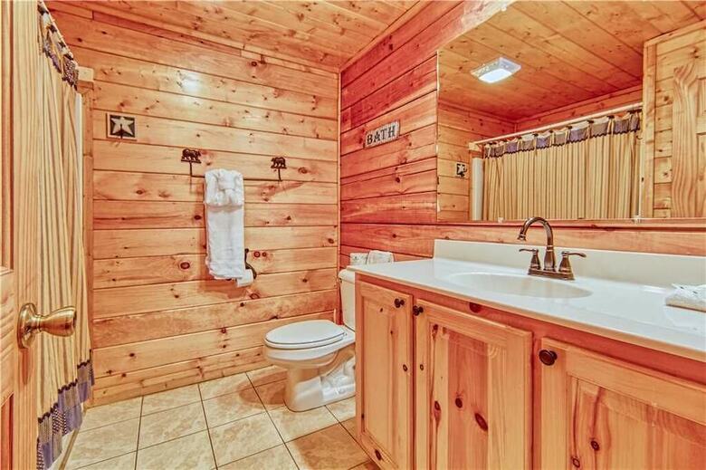 Smoky Mountain Retreat - Five Bedroom Cabin