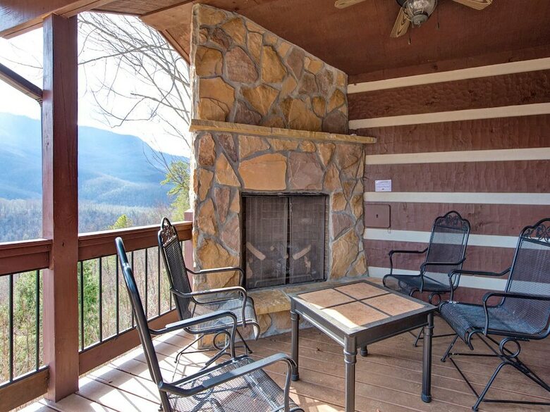 Resting Bears - Three Bedroom Cabin