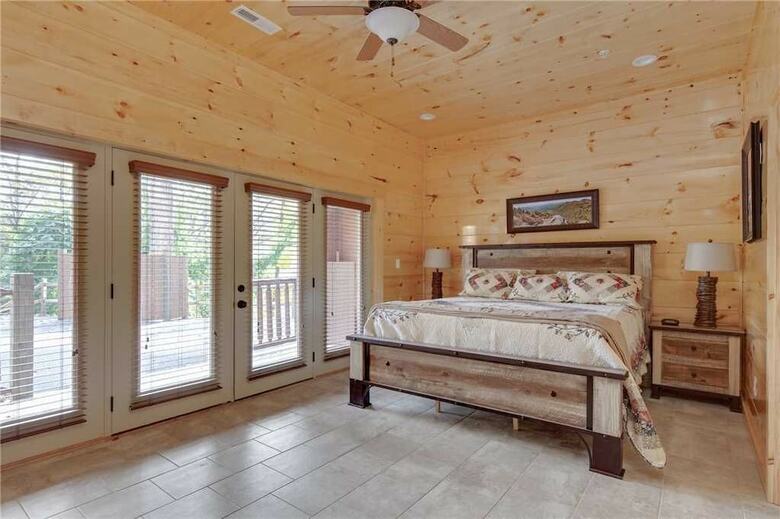 Smoky Mountain Splash - Six Bedroom Cabin