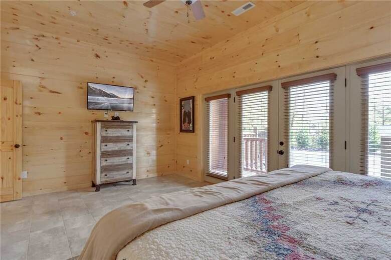Smoky Mountain Splash - Six Bedroom Cabin