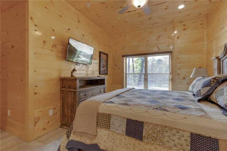 Smoky Mountain Splash - Six Bedroom Cabin
