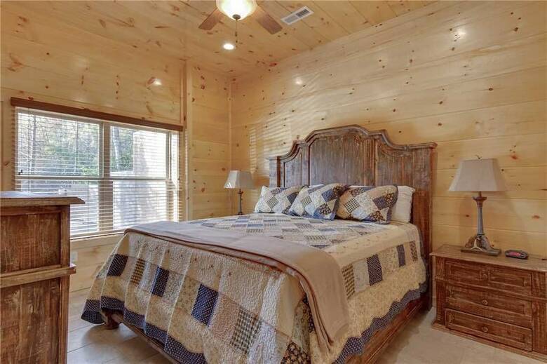Smoky Mountain Splash - Six Bedroom Cabin