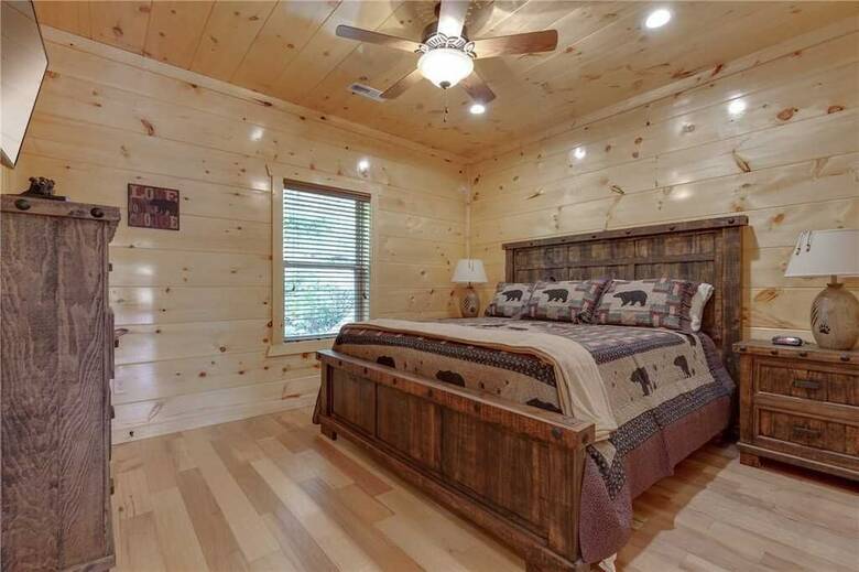 Smoky Mountain Splash - Six Bedroom Cabin