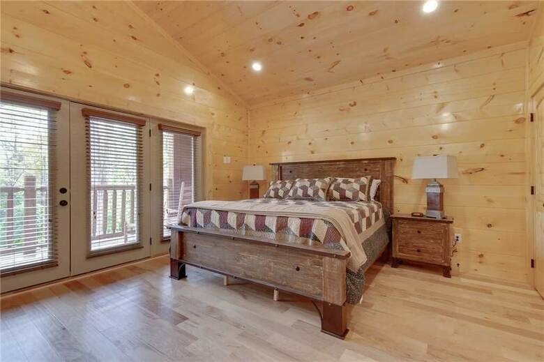 Smoky Mountain Splash - Six Bedroom Cabin