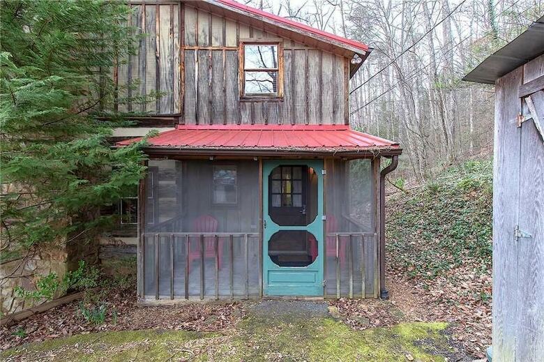The Robins Nest - Two Bedroom Cabin