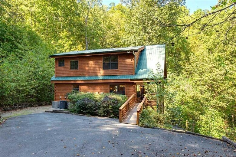 Stonebrook Lodge - Four Bedroom Cabin