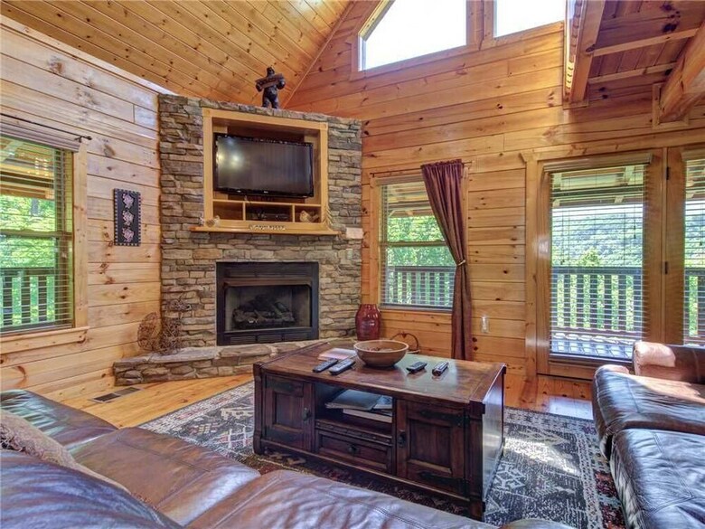 Triple Mountain View - Three Bedroom Cabin
