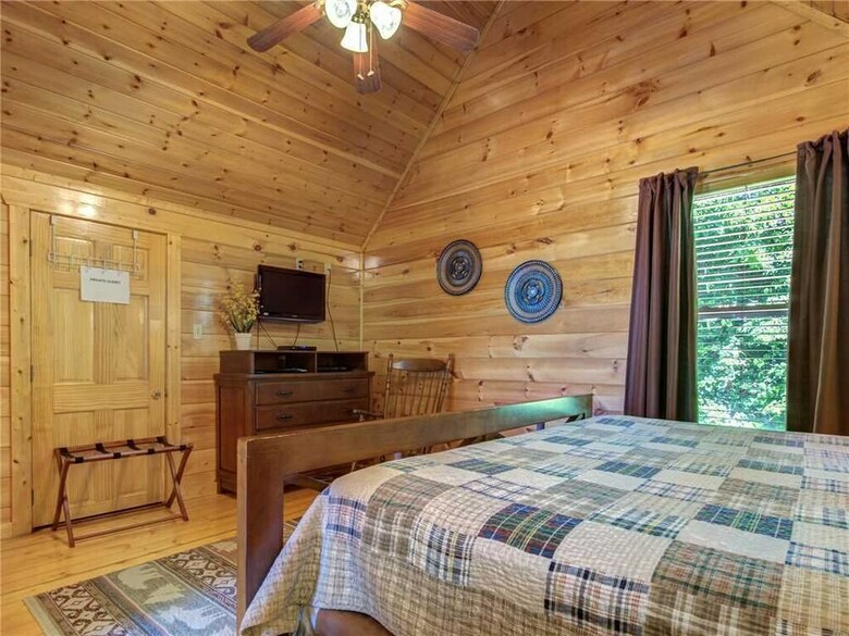 Triple Mountain View - Three Bedroom Cabin
