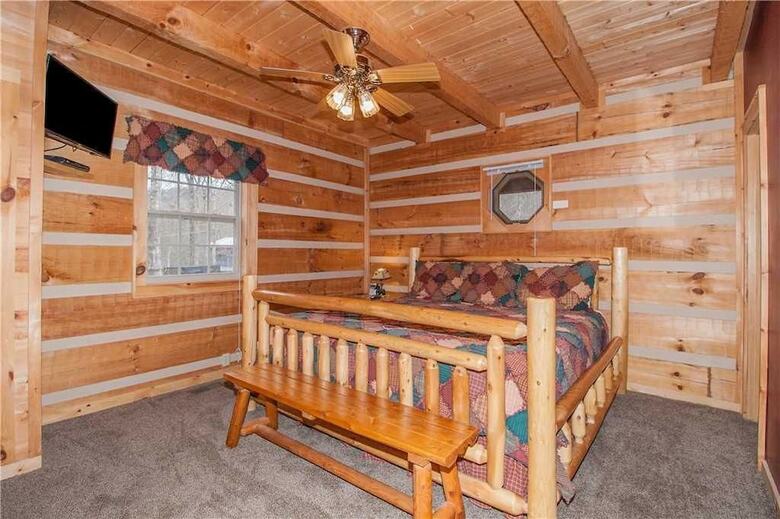 Chubby And Cubbys Den - Three Bedroom Cabin