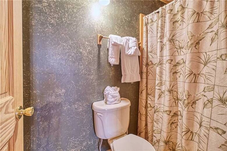 Chubby And Cubbys Den - Three Bedroom Cabin