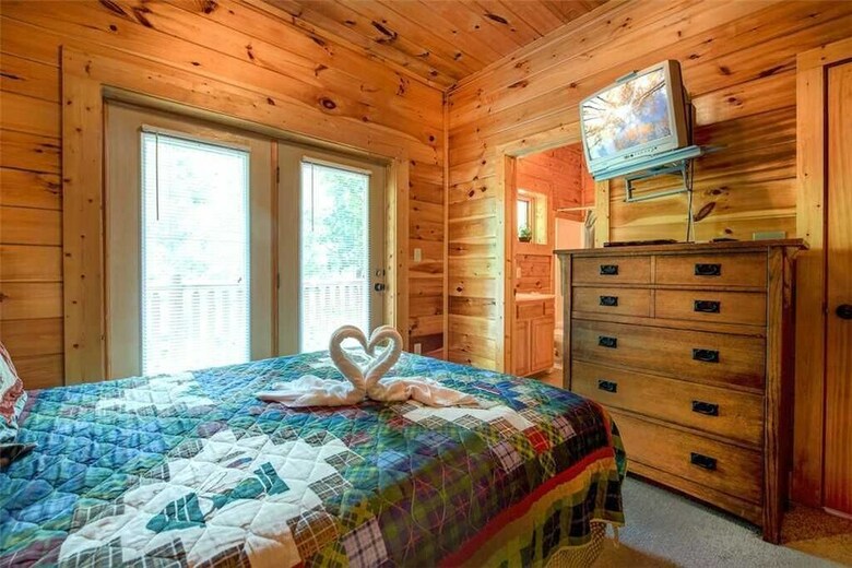 Bear Creek Lodge Covered Bridge - Five Bedroom Cabin