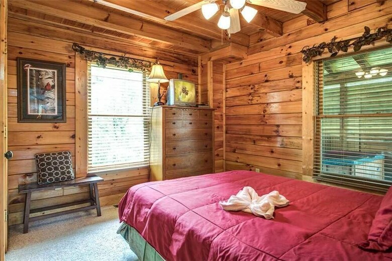 Bear Creek Lodge Covered Bridge - Five Bedroom Cabin