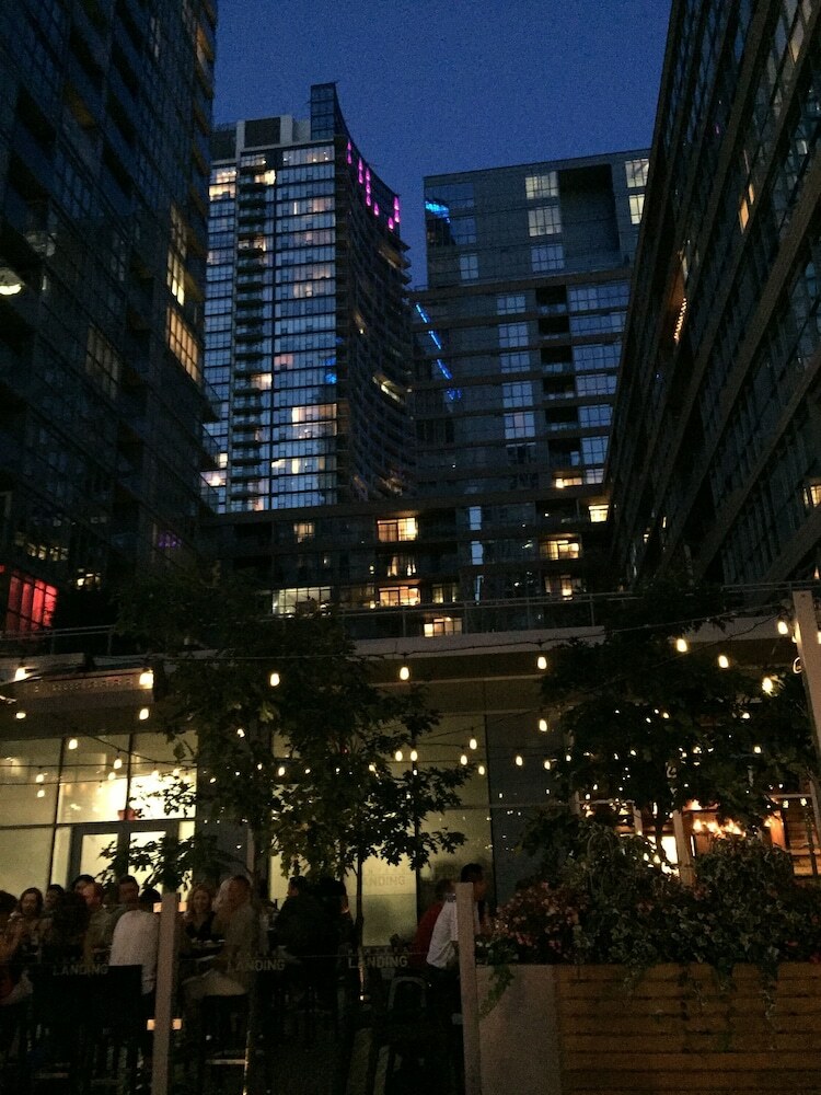 Cn Tower View Design Apart 3bd-2ba Dt