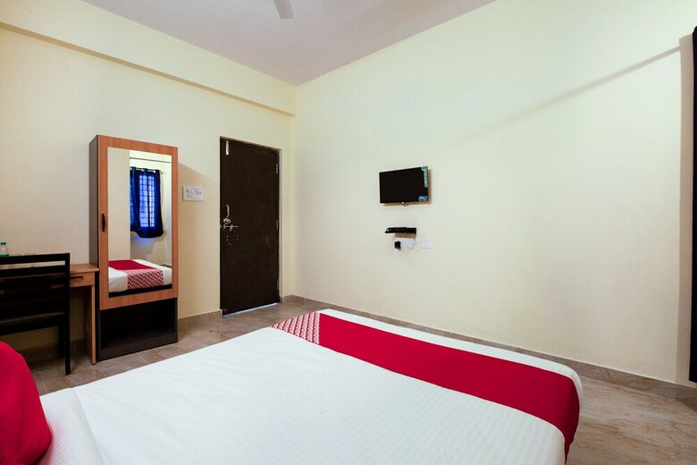 Hotel Oyo 24080 Flagship Deepansh Plaza