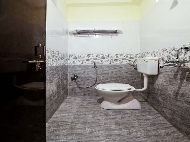 Hotel Oyo 24080 Flagship Deepansh Plaza