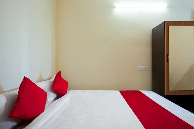 Hotel Oyo 24080 Flagship Deepansh Plaza