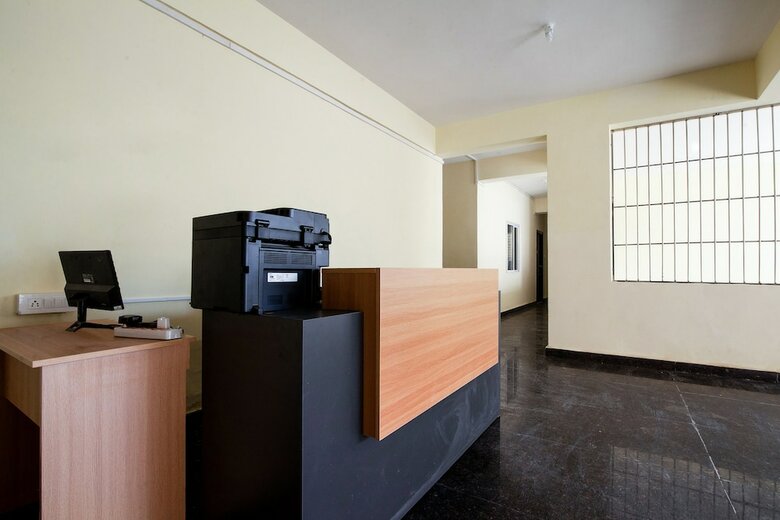 Hotel Oyo 24080 Flagship Deepansh Plaza