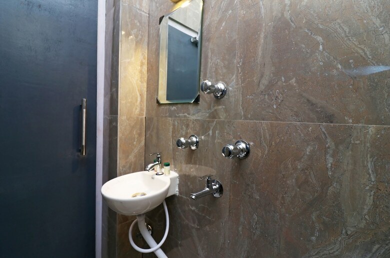 Hotel Oyo 22591 Srj Inn